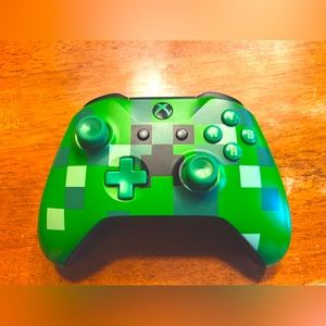 Limited edition Xbox one Minecraft Creeper controller